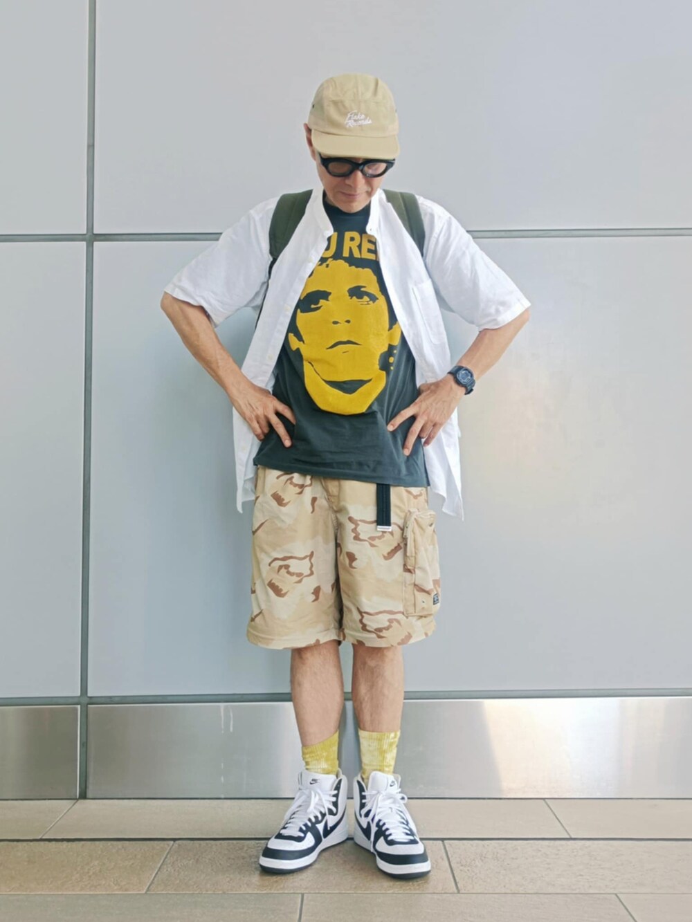 ホワイト系のシャツ/ブラウス、その他のTシャツ/カットソー、ベージュ系のカーゴパンツを着用したメンズの夏コーディネートの2枚目の写真