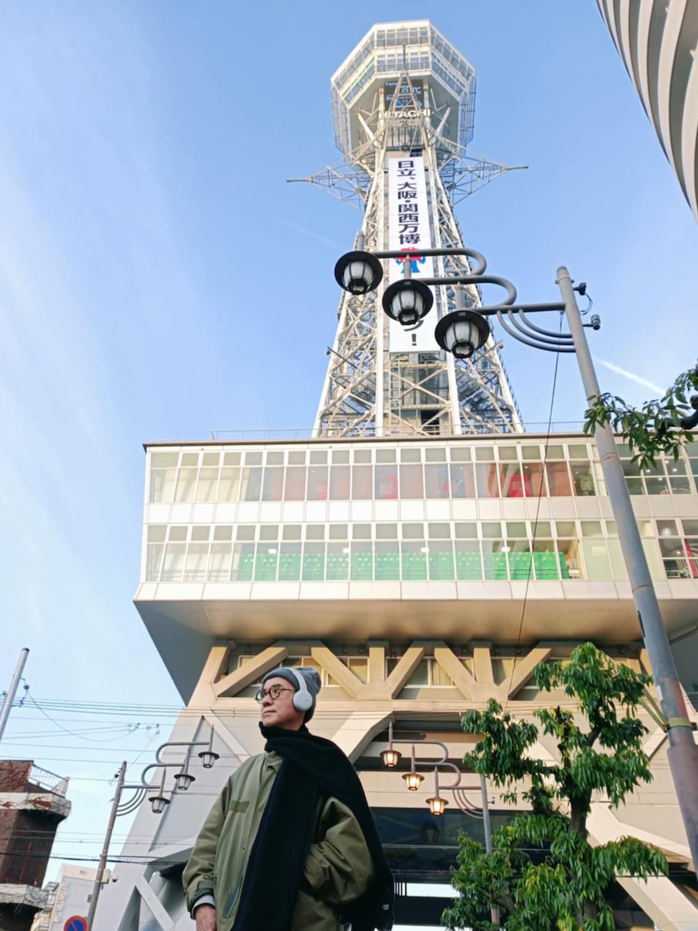 「マフラーぐるぐる、休日スタイル、お出かけコーデ、ニット帽、めがね、トートバッグ、相互フォロー歓迎」|「FREAK'S STOREのアイテム(モッズコート、ベージュ系)」を使った、78885010さん(メンズ・174cm)の冬コーディネートの4枚目の写真
