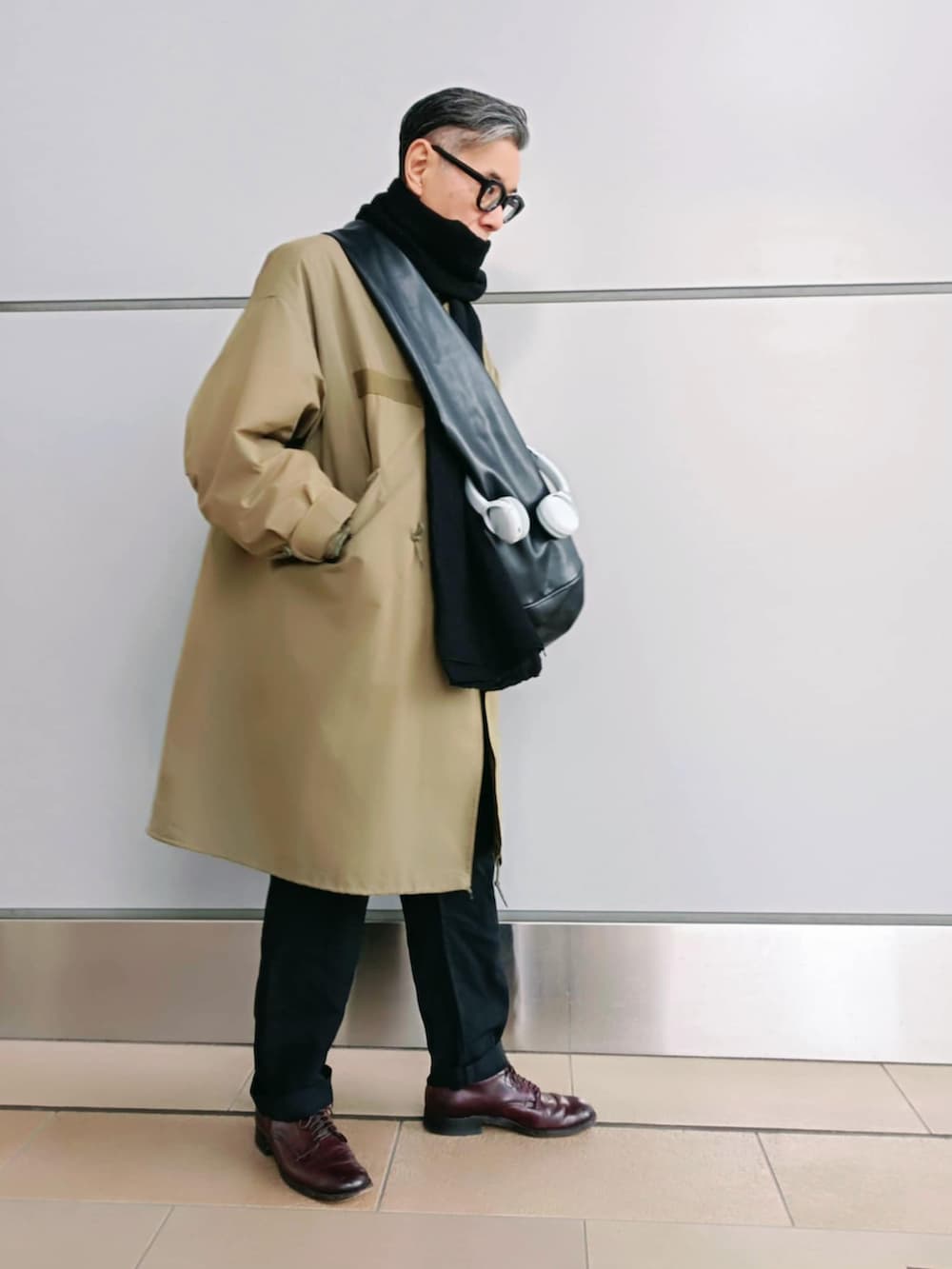 ブラック系のテーラードジャケット、ブルー系のシャツ/ブラウス、ブラック系のパンツを着用したメンズの冬コーディネートの4枚目の写真