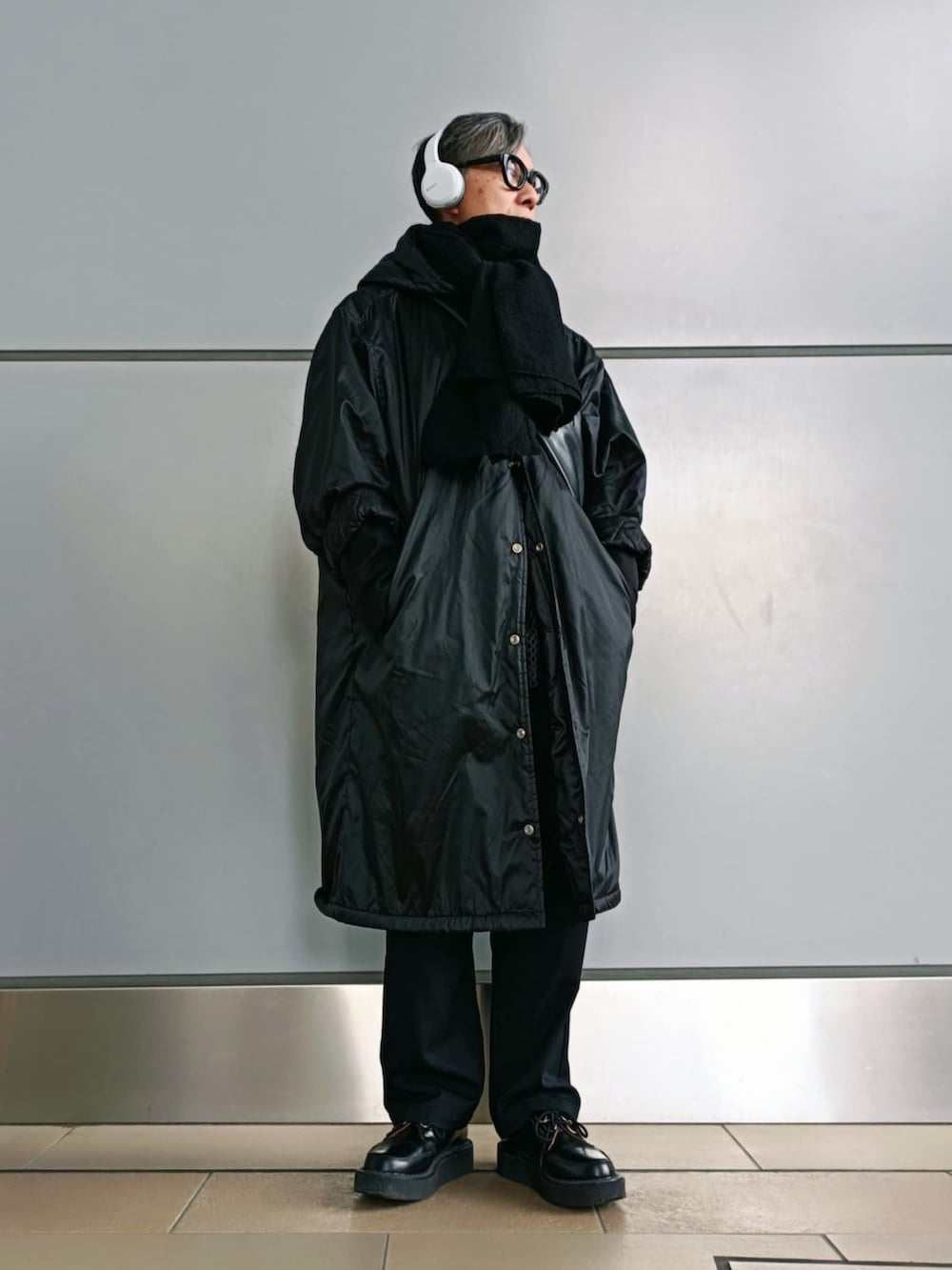 ブラック系のセットアップ、ブラック系のTシャツ/カットソー、ブラック系のドレスシューズを着用したメンズの冬コーディネートの3枚目の写真