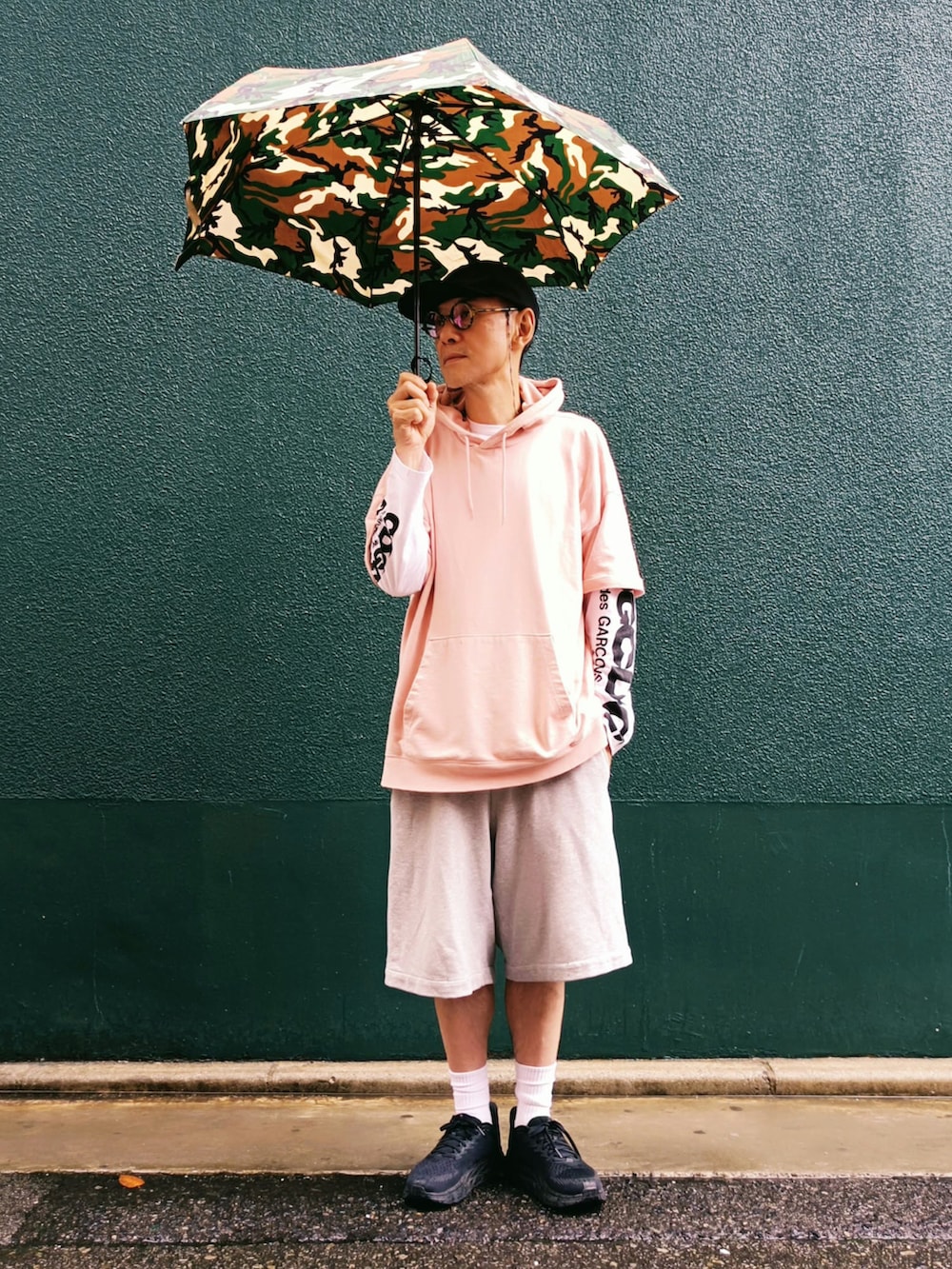 ピンク系のパーカー、ホワイト系のTシャツ/カットソー、グレー系のスウェットパンツを着用したメンズの秋コーディネートの3枚目の写真