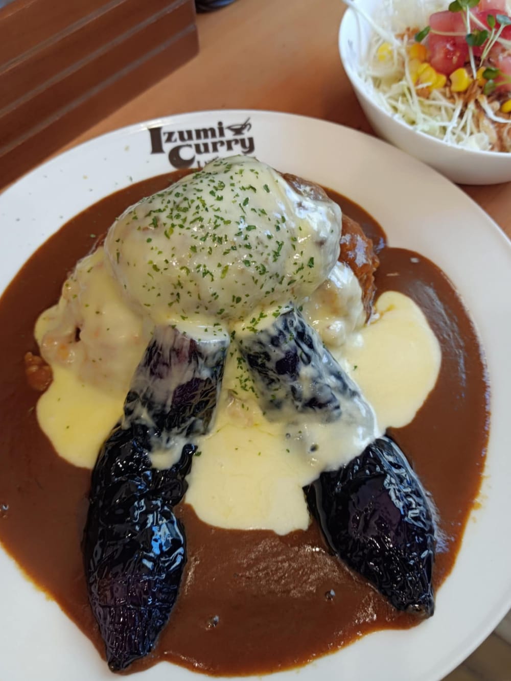 ブラウン系のパーカー、ベージュ系のチノパンツ、ブラック系のスニーカーを着用したメンズの春コーディネートの5枚目の写真