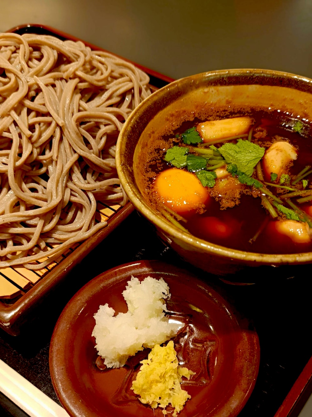 ピンク系のカーディガン/ボレロ、ブルー系のTシャツ/カットソー、ブルー系のシャツ/ブラウスを着用したメンズの春コーディネートの5枚目の写真