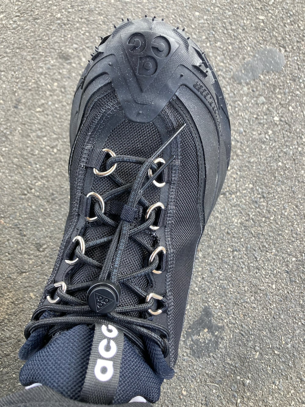 グリーン系のミリタリージャケット、イエロー系のシャツ/ブラウス、ブルー系のデニムパンツを着用したメンズの春コーディネートの3枚目の写真