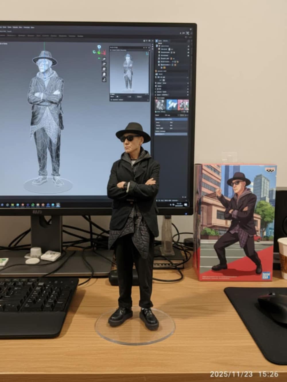 グリーン系のモッズコート、グリーン系のニット/セーター、ブラウン系のパンツを着用したメンズの冬コーディネートの3枚目の写真