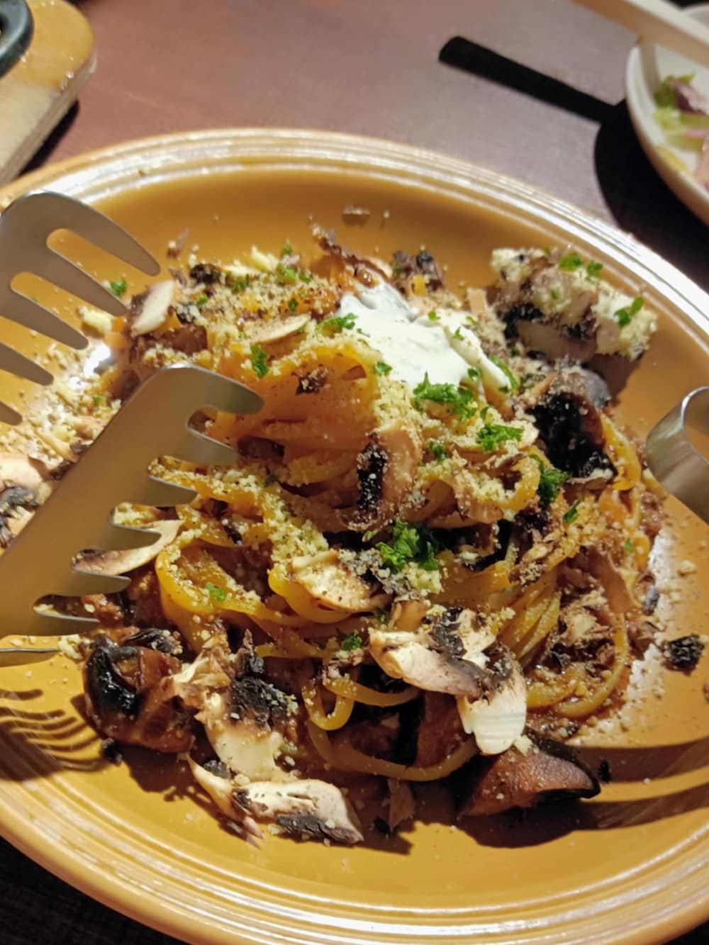 グレー系のTシャツ/カットソー、ホワイト系のスニーカー、ブラック系のキャップを着用したメンズの秋コーディネートの5枚目の写真