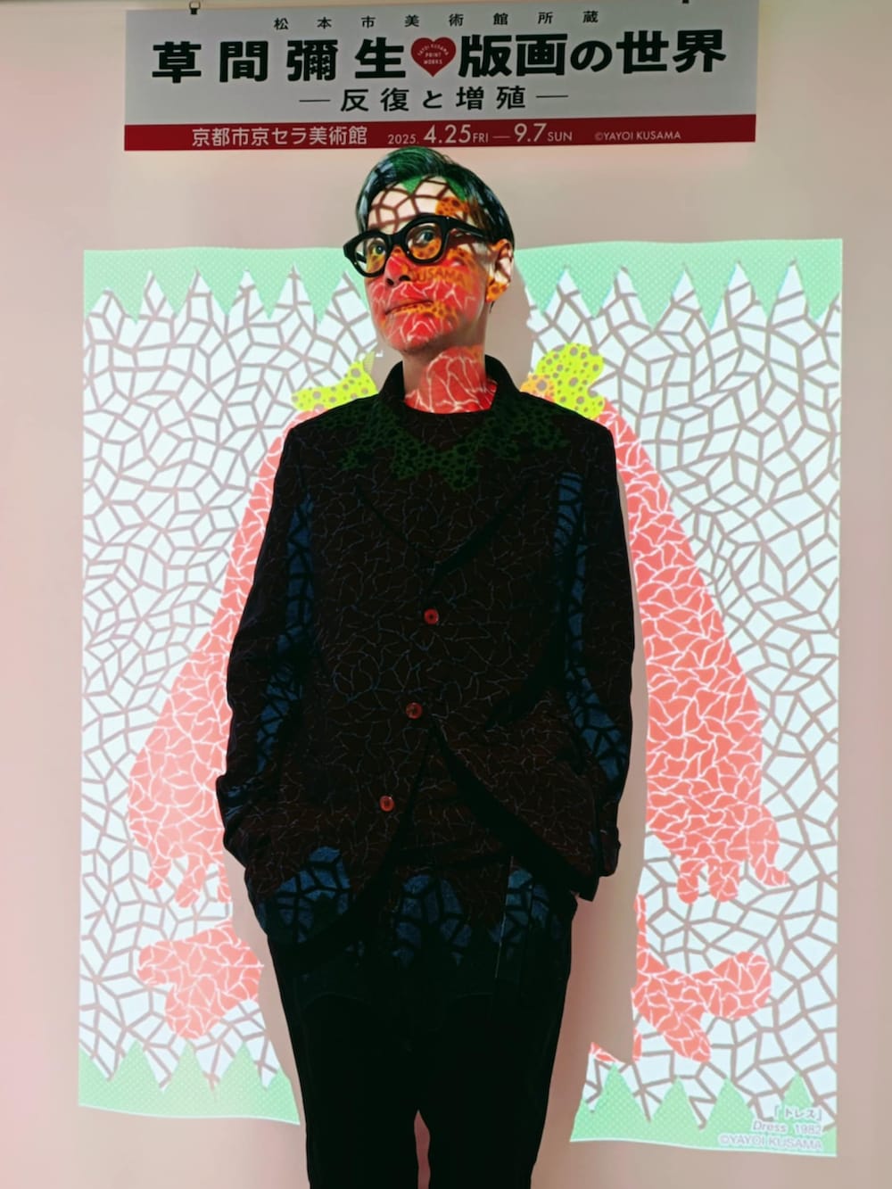 ブラック系のセットアップ、ブラック系のスニーカーを着用したメンズの春コーディネートの2枚目の写真