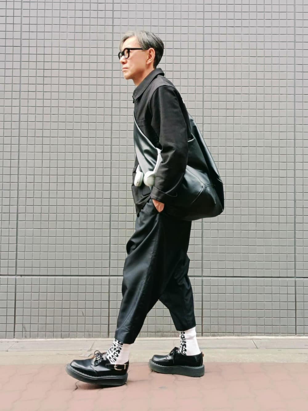 ブラック系のカバーオール、ブラック系のパンツ、ブラック系のドレスシューズを着用したメンズの冬コーディネートの2枚目の写真