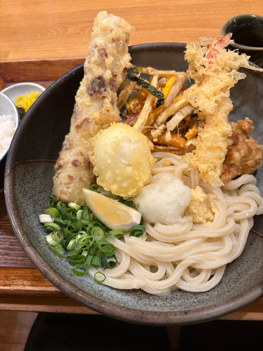 ブラック系のセットアップ、ブラック系のTシャツ/カットソー、ブラック系のスニーカーを着用したメンズの春コーディネートの5枚目の写真