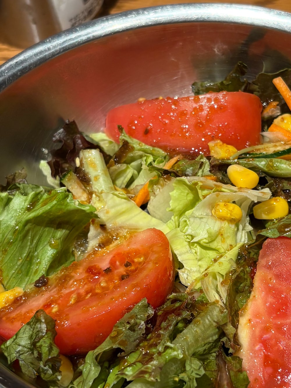 ベージュ系のチノパンツ、ホワイト系のジャケット/アウター、ホワイト系のTシャツ/カットソーを着用したメンズの秋コーディネートの4枚目の写真