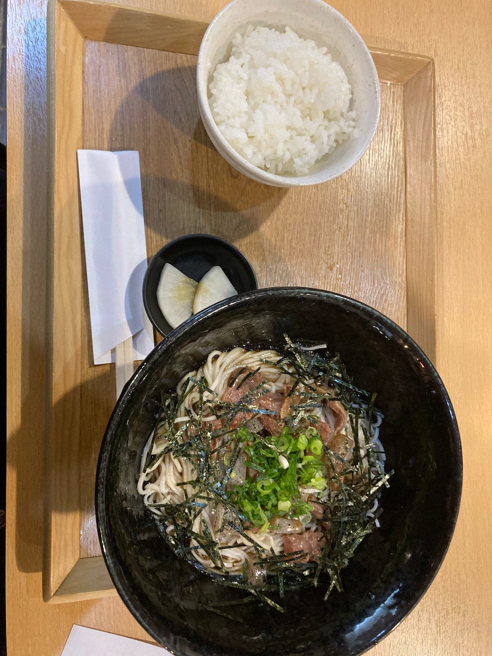 ベージュ系のダウンベスト、グリーン系のニット/セーター、ベージュ系のチノパンツを着用したメンズの冬コーディネートの4枚目の写真