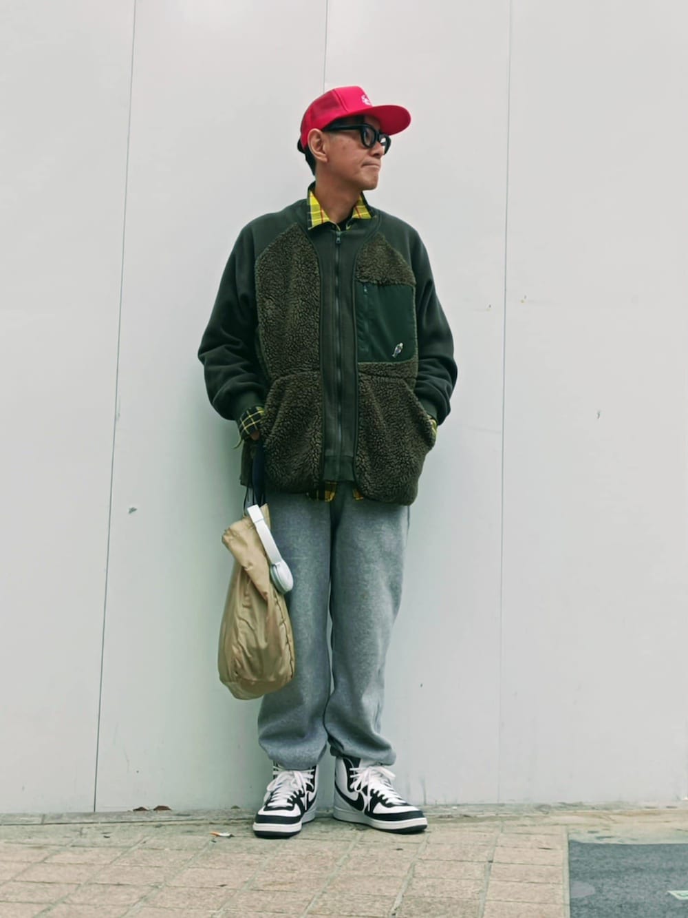 グリーン系のブルゾン、イエロー系のシャツ/ブラウス、その他のTシャツ/カットソーを着用したメンズの冬コーディネートの3枚目の写真