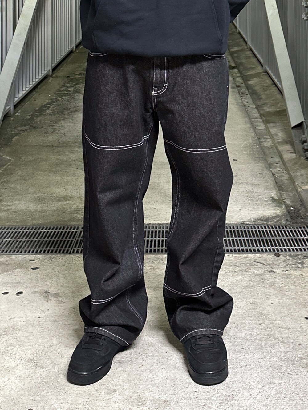 ブラック系のパーカー、ブラック系のその他パンツ、ブラック系のキャップを着用したメンズの冬コーディネートの4枚目の写真