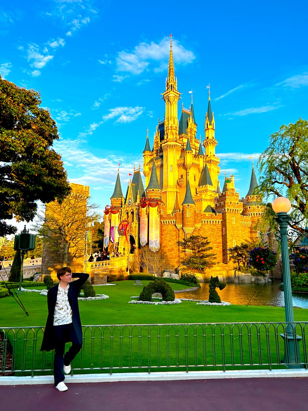 ブラック系のジャケット/アウター、ブラック系のパンツ、ホワイト系のスニーカーを着用したメンズの冬コーディネートの2枚目の写真