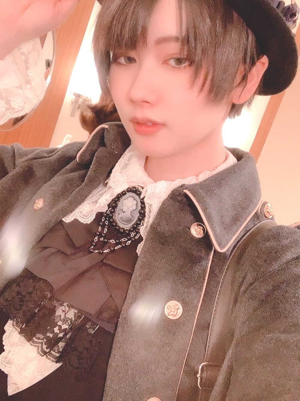 ホワイト系のシャツ/ブラウス、グレー系のその他アウター、ブラック系のその他パンツを着用したレディースの冬コーディネートの2枚目の写真