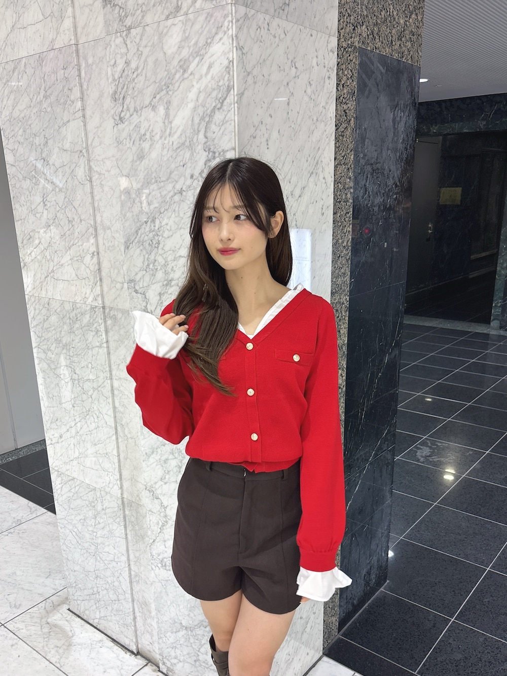 ブラウン系のその他パンツ、レッド系のニット/セーター、ブラウン系のブーツを着用したレディースの秋コーディネートの4枚目の写真