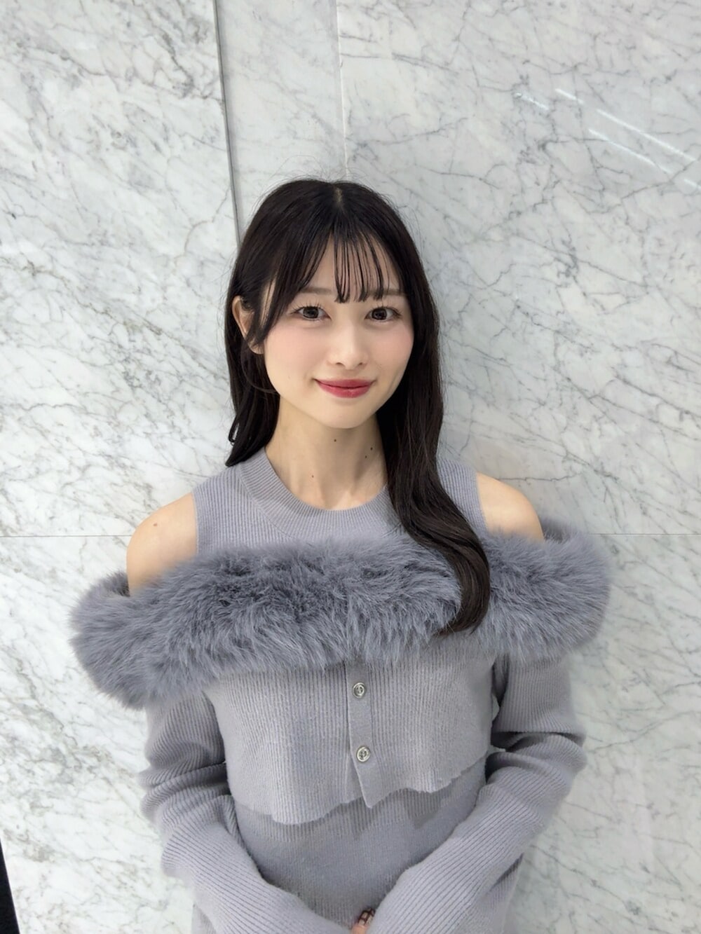 ブルー系のワンピース、ホワイト系のパンプスを着用したレディースの冬コーディネートの5枚目の写真