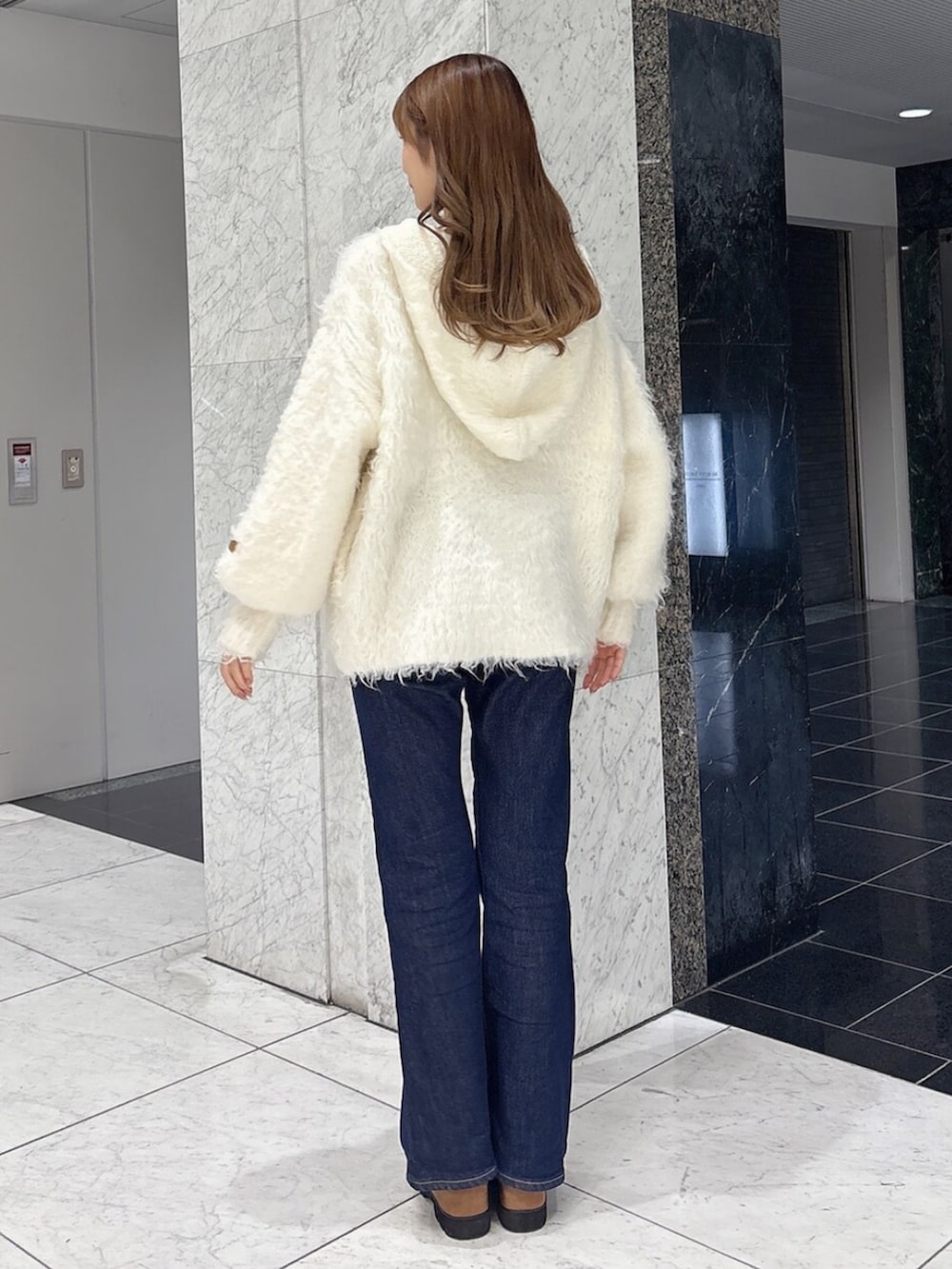 その他のローファー、ブルー系のデニムパンツ、ホワイト系のニット/セーターを着用したレディースの秋コーディネートの3枚目の写真