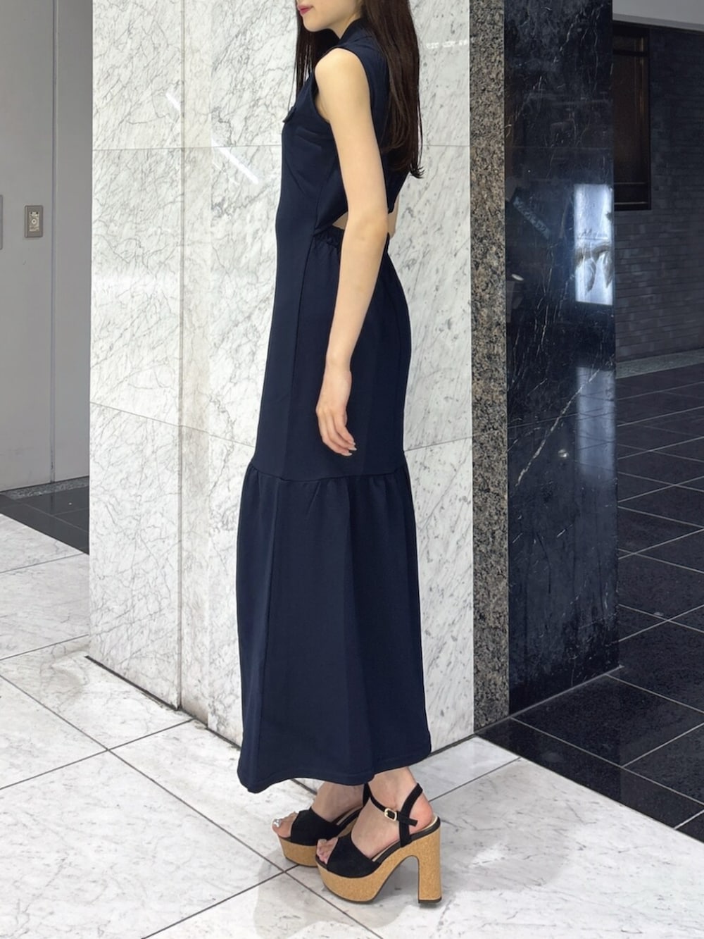ブラック系のサンダル、ブルー系のワンピースを着用したレディースの夏コーディネートの3枚目の写真