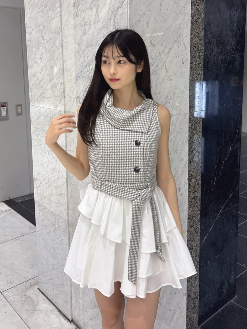 グレー系のワンピース、ホワイト系のブーツを着用したレディースの夏コーディネートの6枚目の写真