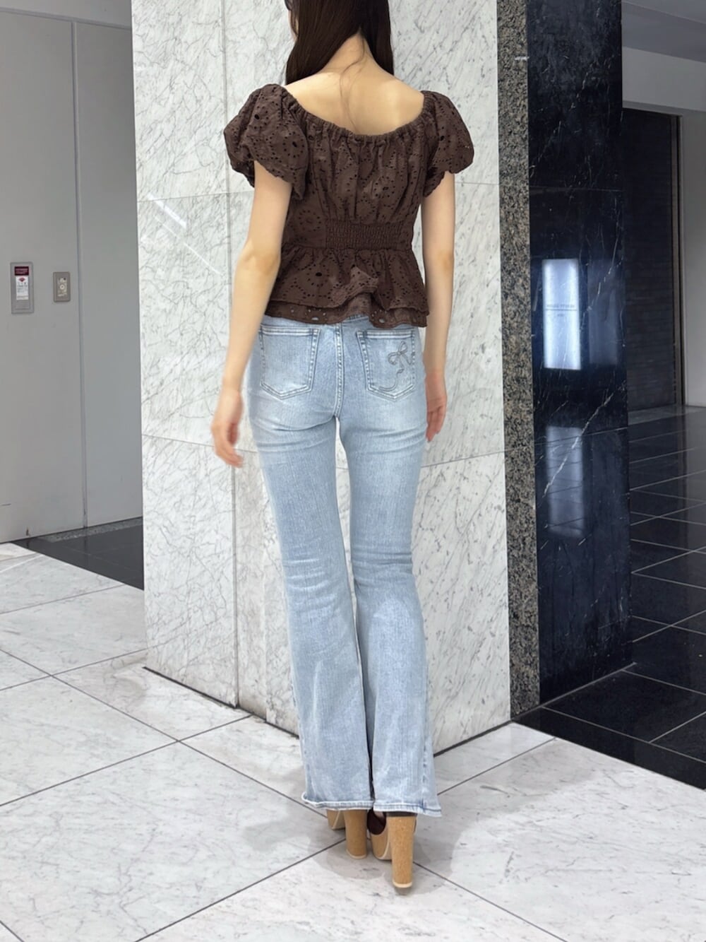 ブラウン系のサンダル、ブルー系のデニムパンツ、ブラウン系のシャツ/ブラウスを着用したレディースの夏コーディネートの4枚目の写真