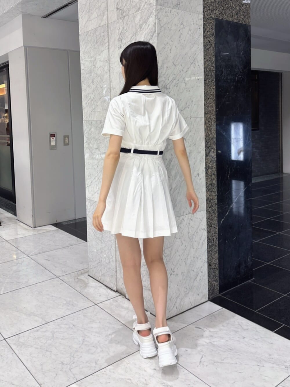 ホワイト系のワンピース、ホワイト系のサンダルを着用したレディースの夏コーディネートの4枚目の写真