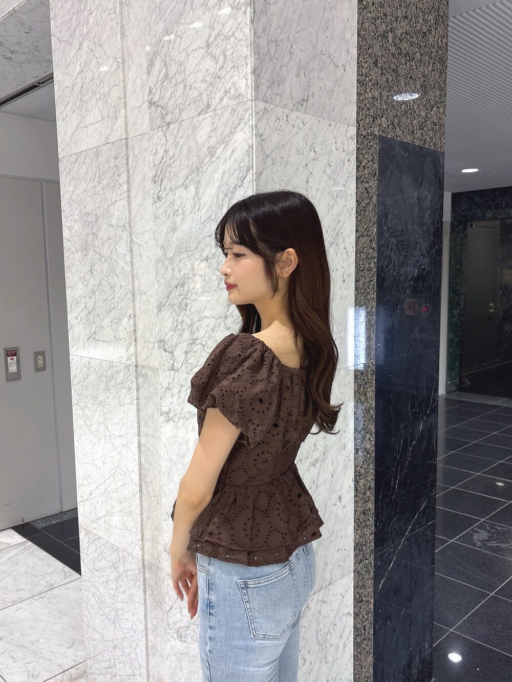 ブラウン系のサンダル、ブルー系のデニムパンツ、ブラウン系のシャツ/ブラウスを着用したレディースの夏コーディネートの6枚目の写真
