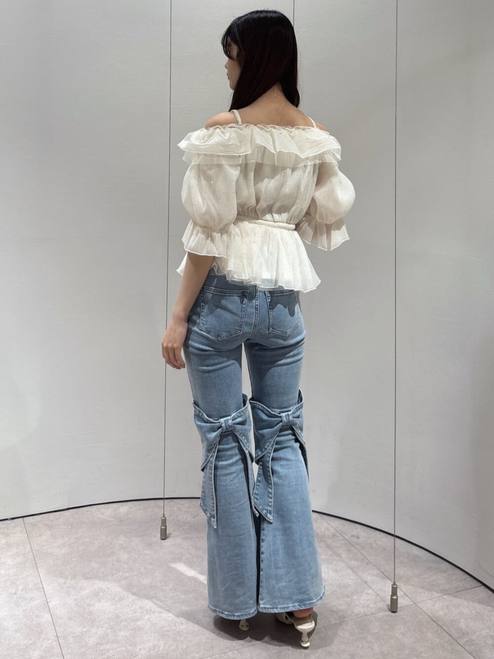 ブルー系のデニムパンツ、ホワイト系のパンプス、ホワイト系のシャツ/ブラウスを着用したレディースの春コーディネートの4枚目の写真