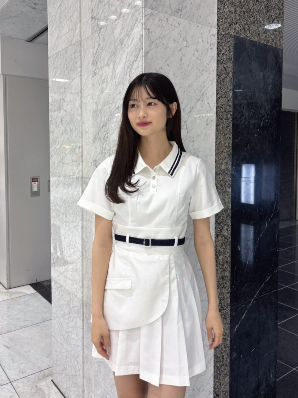 ホワイト系のワンピース、ホワイト系のサンダルを着用したレディースの夏コーディネートの6枚目の写真