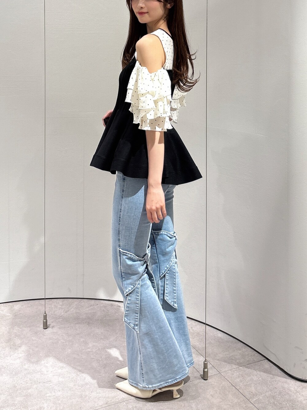 その他のその他トップス、ブルー系のデニムパンツ、ホワイト系のパンプスを着用したレディースの春コーディネートの3枚目の写真