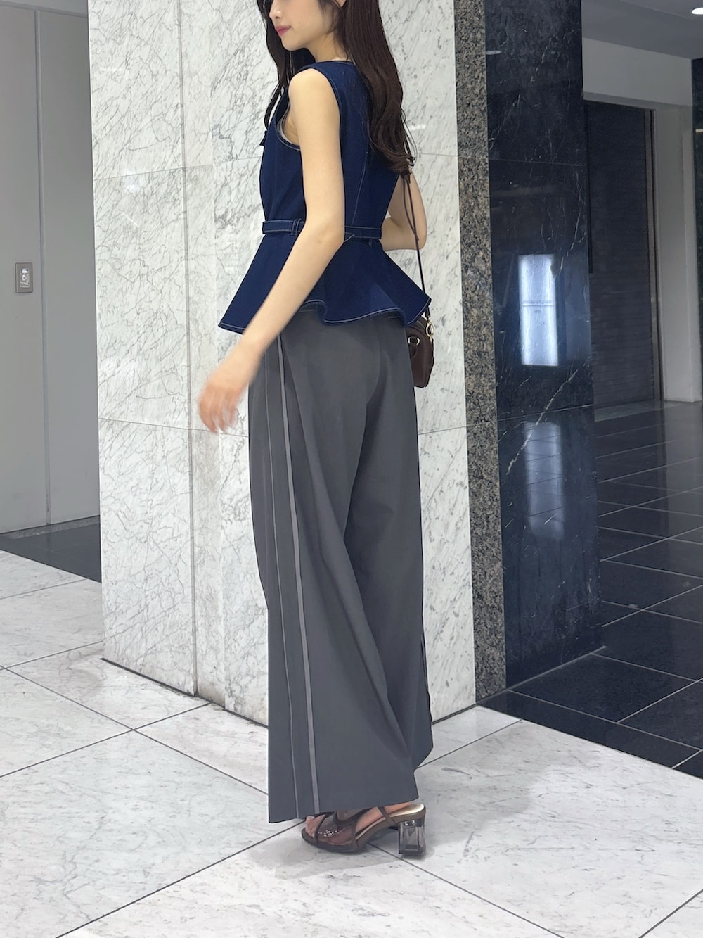 グレー系のその他パンツ、ブルー系のベスト、ブラウン系のサンダルを着用したレディースの夏コーディネートの2枚目の写真