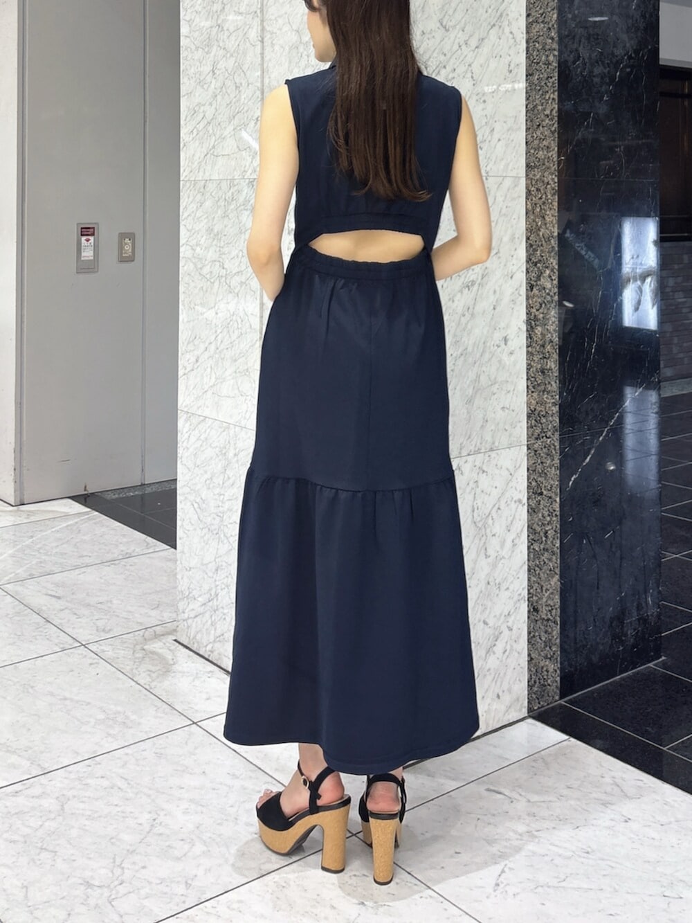 ブラック系のサンダル、ブルー系のワンピースを着用したレディースの夏コーディネートの4枚目の写真