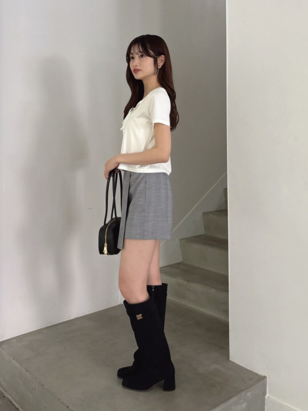 その他のスカート、ホワイト系のTシャツ/カットソー、ブラック系のブーツを着用したレディースの夏コーディネートの2枚目の写真