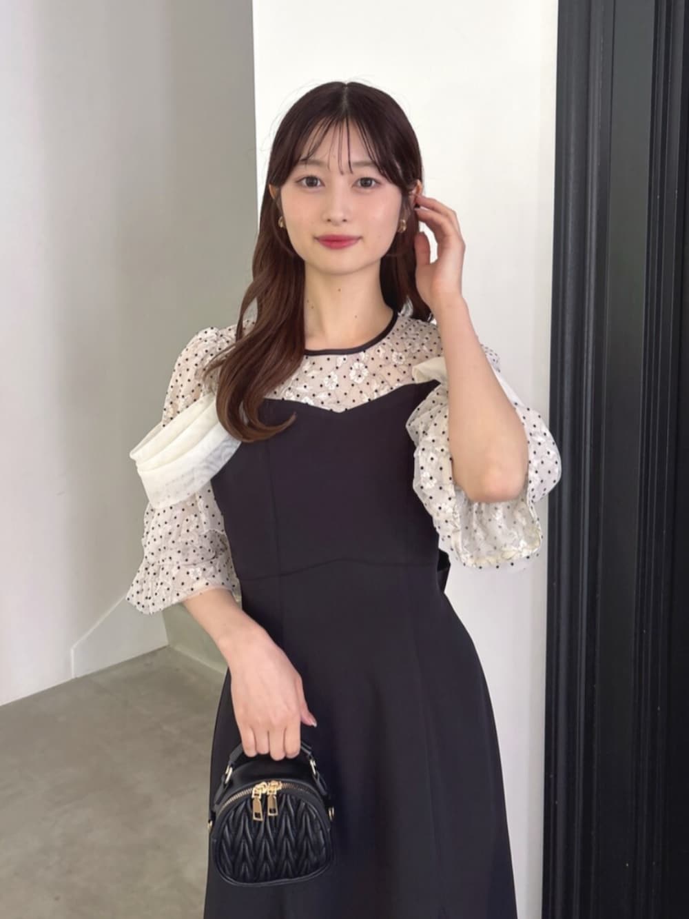 ブラック系のパンプス、ブラック系のドレスを着用したレディースの夏コーディネートの5枚目の写真