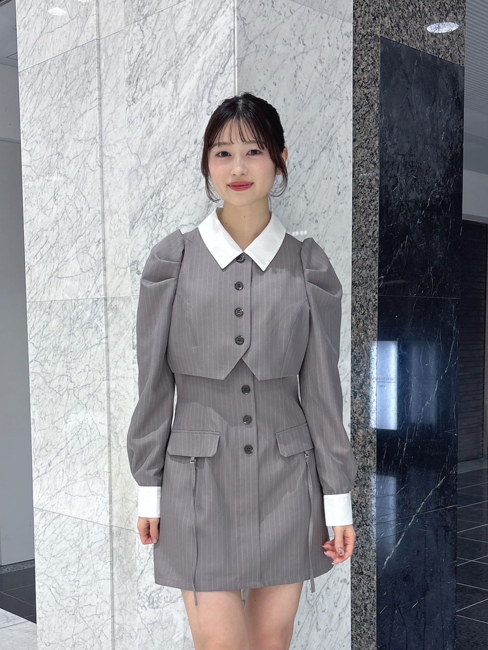 グレー系のワンピース、ブラック系のサンダルを着用したレディースの冬コーディネートの5枚目の写真