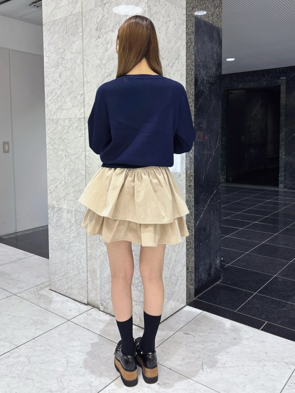 その他のローファー、ホワイト系のスカート、ブルー系のカーディガン/ボレロを着用したレディースの秋コーディネートの3枚目の写真