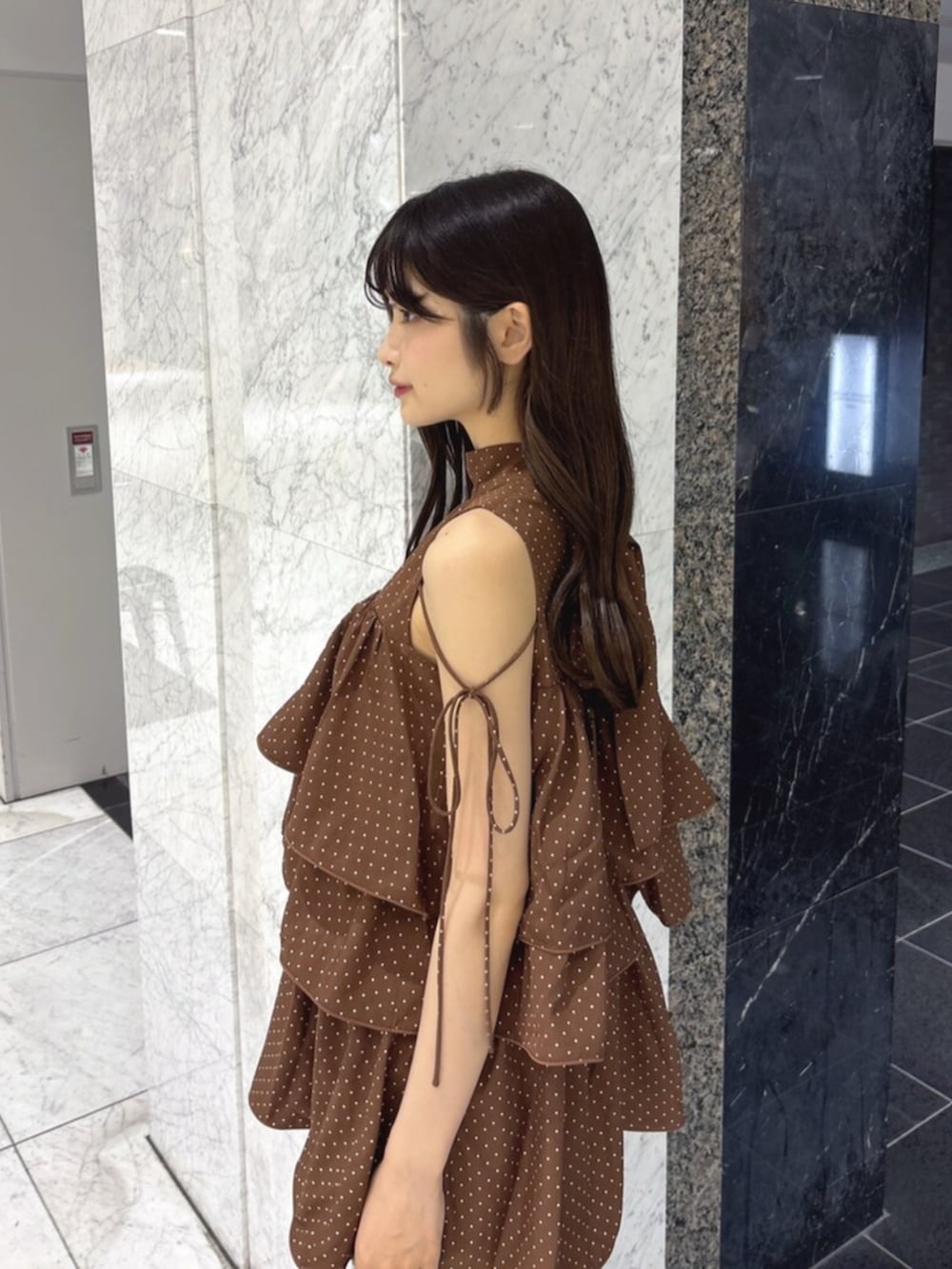 ホワイト系のサンダル、ブルー系のデニムパンツ、ブラウン系のかごバッグを着用したレディースの夏コーディネートの5枚目の写真