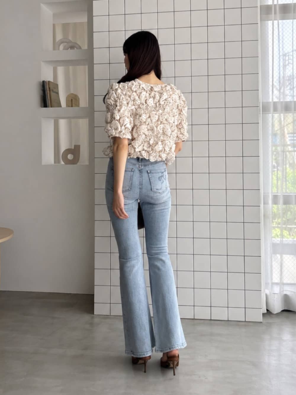 ブラウン系のハンドバッグ、ブルー系のデニムパンツ、ホワイト系のシャツ/ブラウスを着用したレディースの夏コーディネートの3枚目の写真