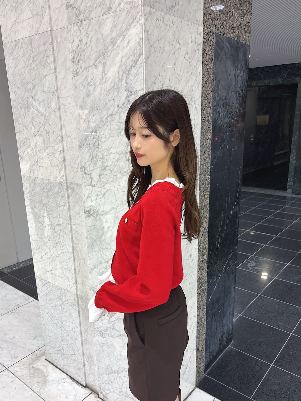 ブラウン系のその他パンツ、レッド系のニット/セーター、ブラウン系のブーツを着用したレディースの秋コーディネートの5枚目の写真