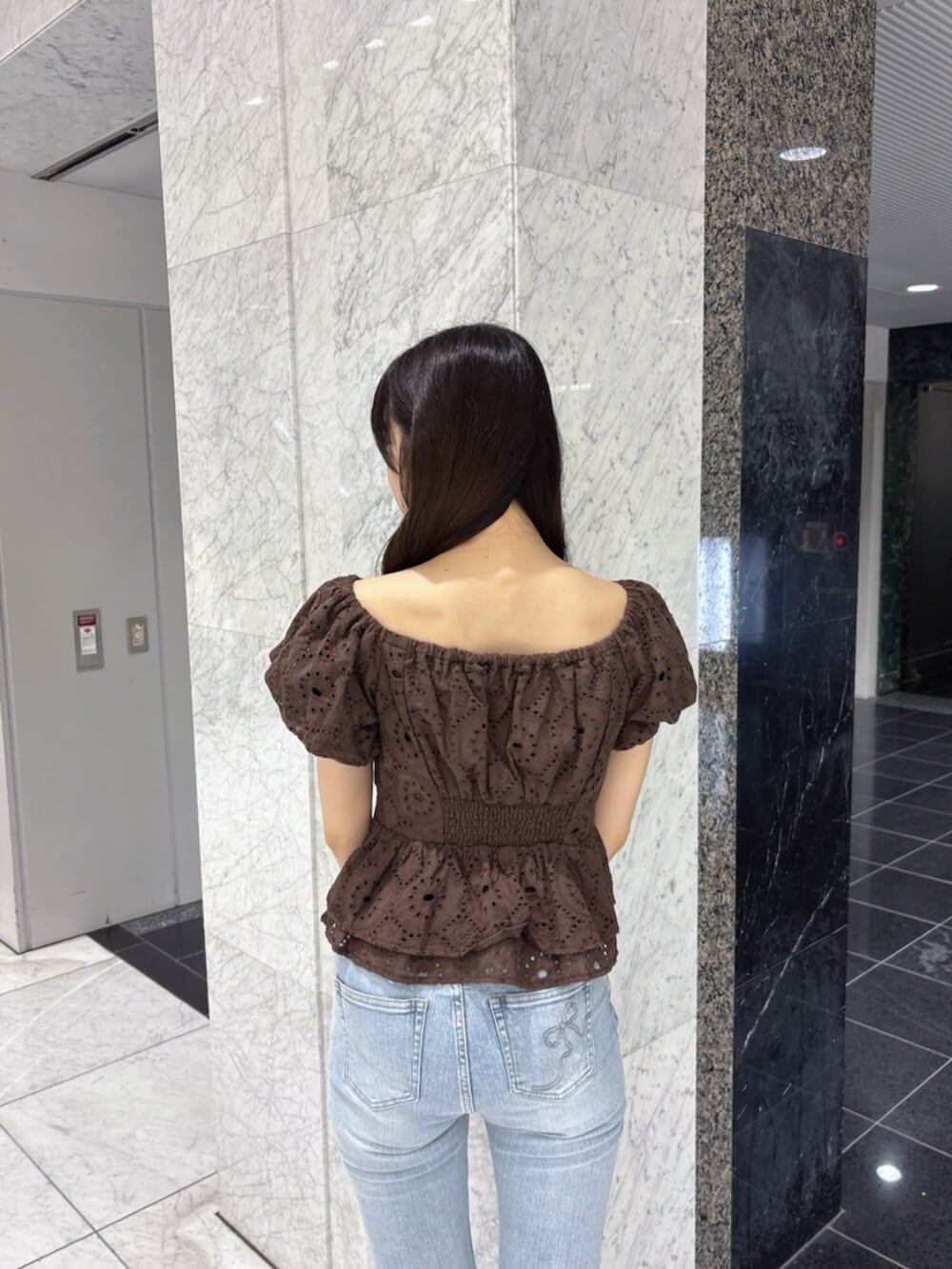 ブラウン系のサンダル、ブルー系のデニムパンツ、ブラウン系のシャツ/ブラウスを着用したレディースの夏コーディネートの7枚目の写真