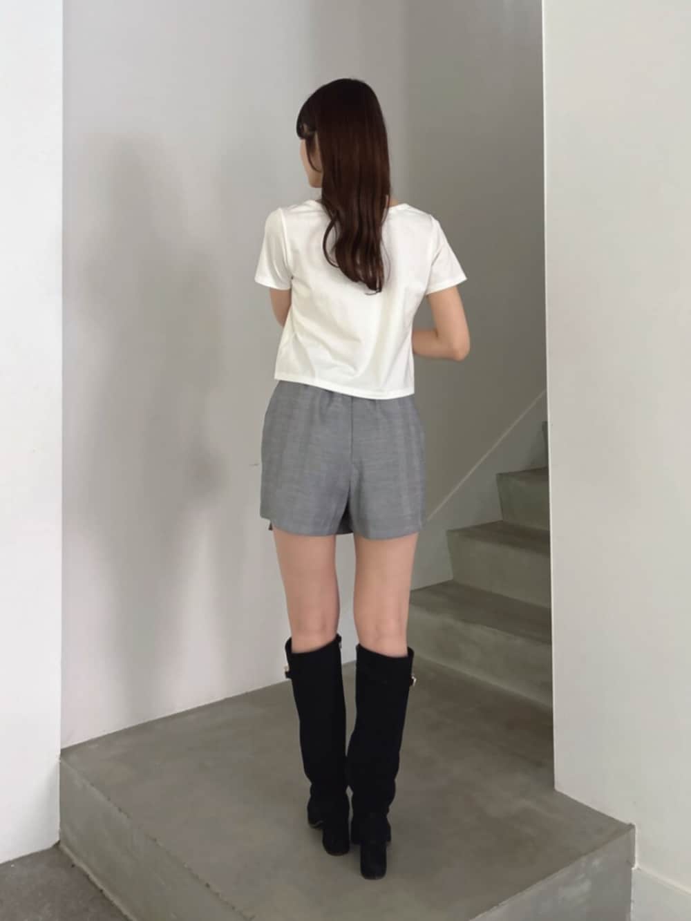 その他のスカート、ホワイト系のTシャツ/カットソー、ブラック系のブーツを着用したレディースの夏コーディネートの3枚目の写真