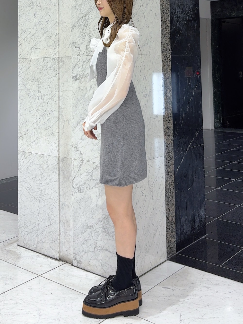 グレー系のワンピース、ホワイト系のシャツ/ブラウス、その他のローファーを着用したレディースの秋コーディネートの6枚目の写真