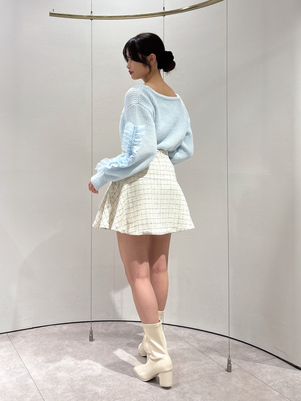 ブルー系のニット/セーター、その他のスカートを着用したレディースの秋コーディネートの3枚目の写真