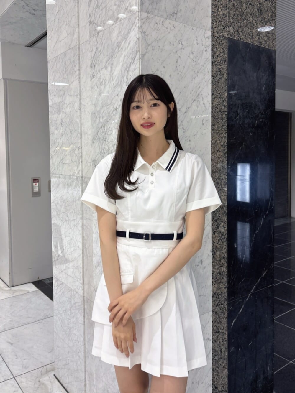 ホワイト系のワンピース、ホワイト系のサンダルを着用したレディースの夏コーディネートの5枚目の写真