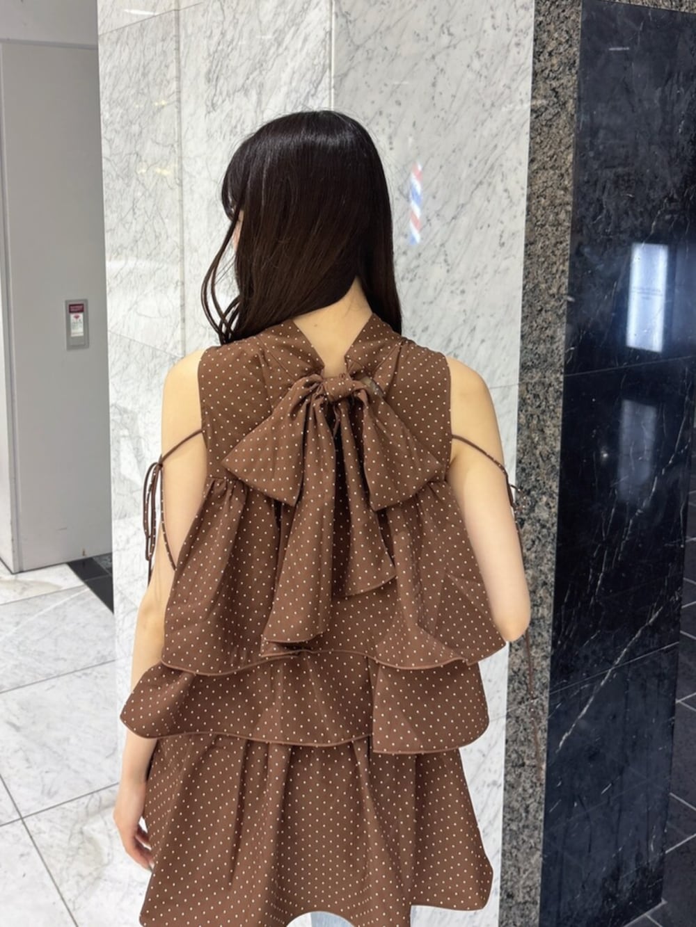 ホワイト系のサンダル、ブルー系のデニムパンツ、ブラウン系のかごバッグを着用したレディースの夏コーディネートの6枚目の写真