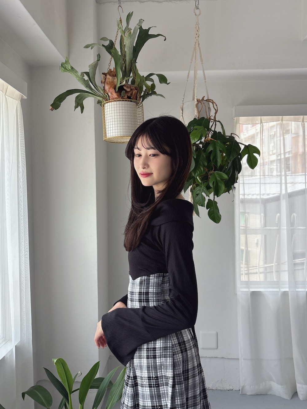 その他のワンピース、ブラック系のパンプスを着用したレディースの秋コーディネートの6枚目の写真