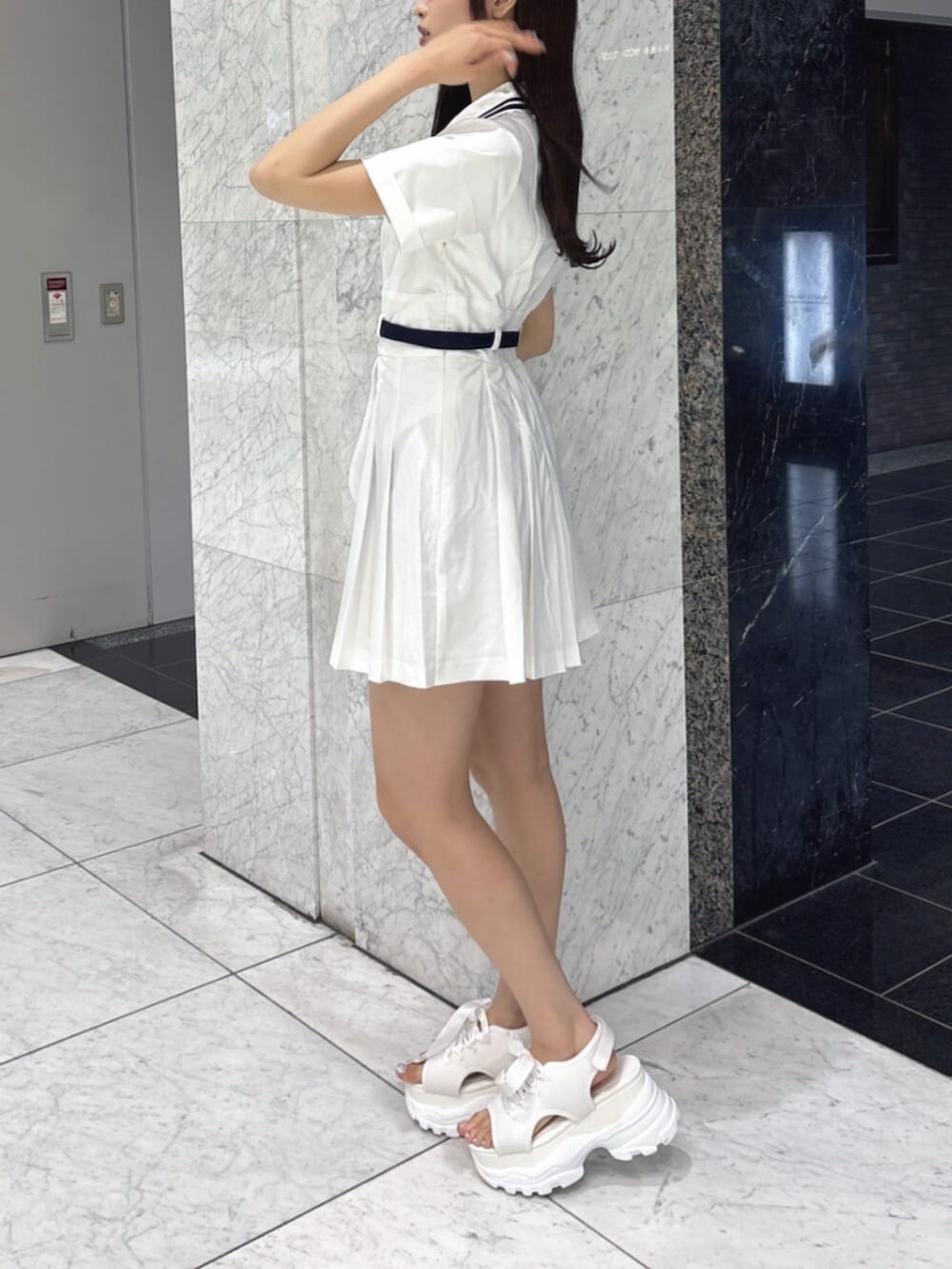 ホワイト系のワンピース、ホワイト系のサンダルを着用したレディースの夏コーディネートの3枚目の写真