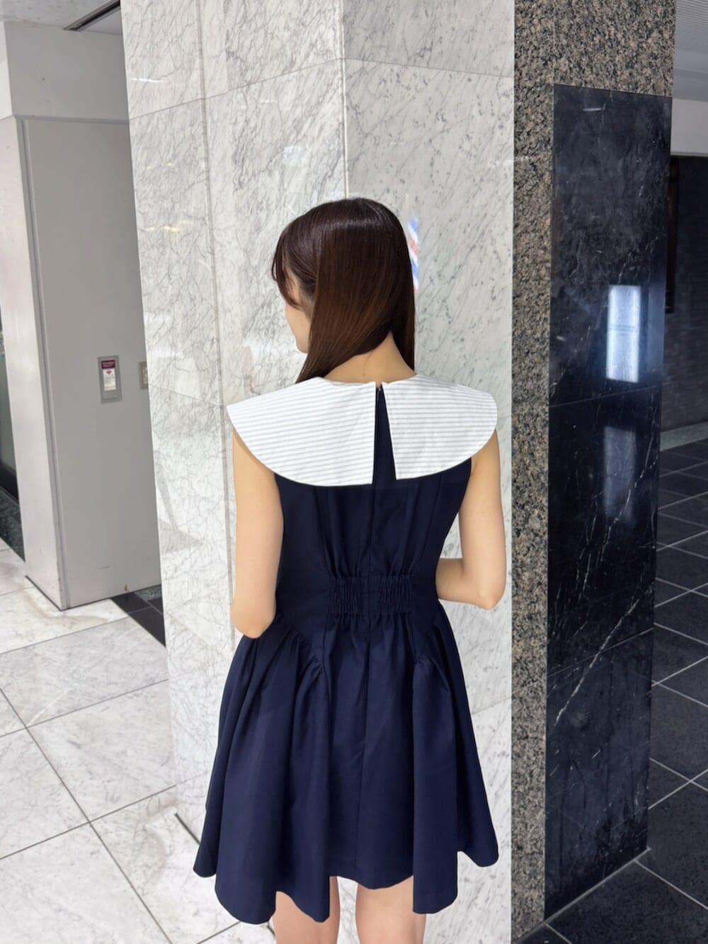 ホワイト系のサンダル、ブルー系のワンピースを着用したレディースの夏コーディネートの6枚目の写真
