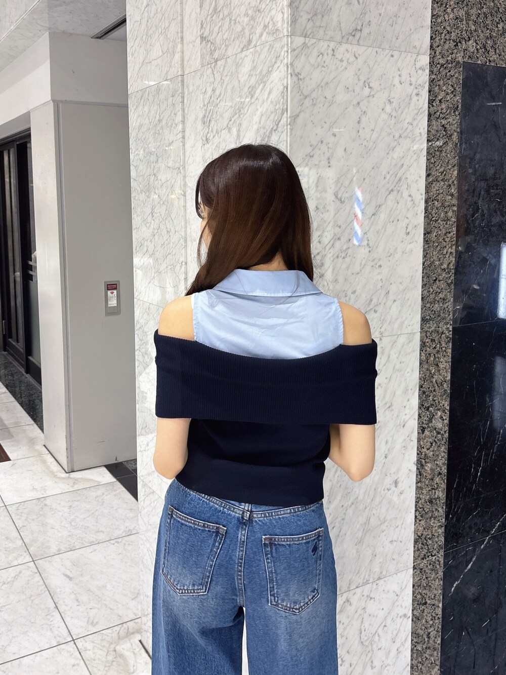 ブルー系のニット/セーター、ブルー系のデニムパンツ、ホワイト系のサンダルを着用したレディースの春コーディネートの7枚目の写真