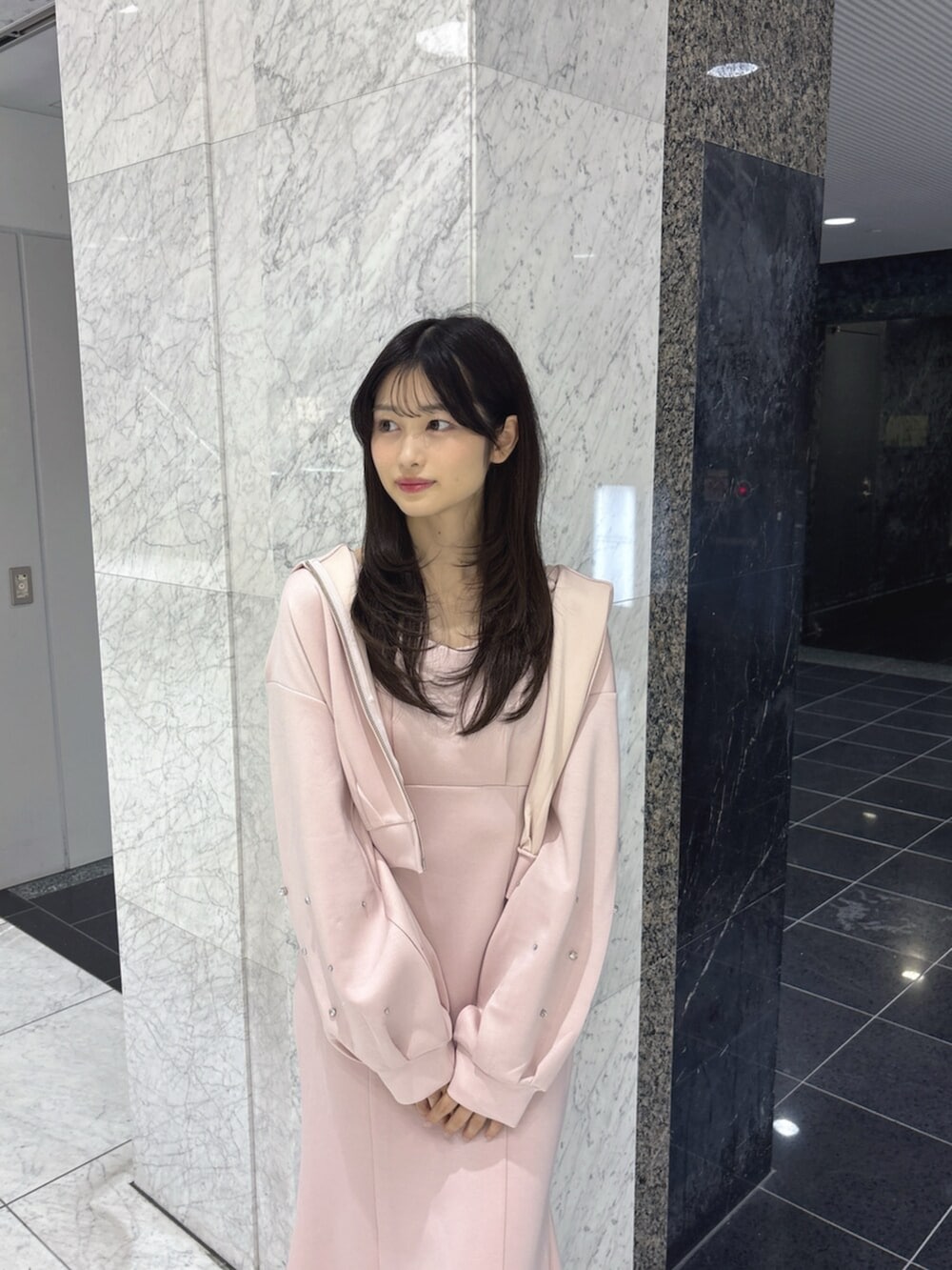ブラウン系のサンダル、ピンク系のワンピース、ピンク系のパーカーを着用したレディースの夏コーディネートの5枚目の写真